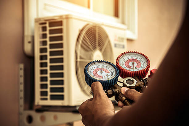 Professional Hvac technician working in Coral Springs, FL